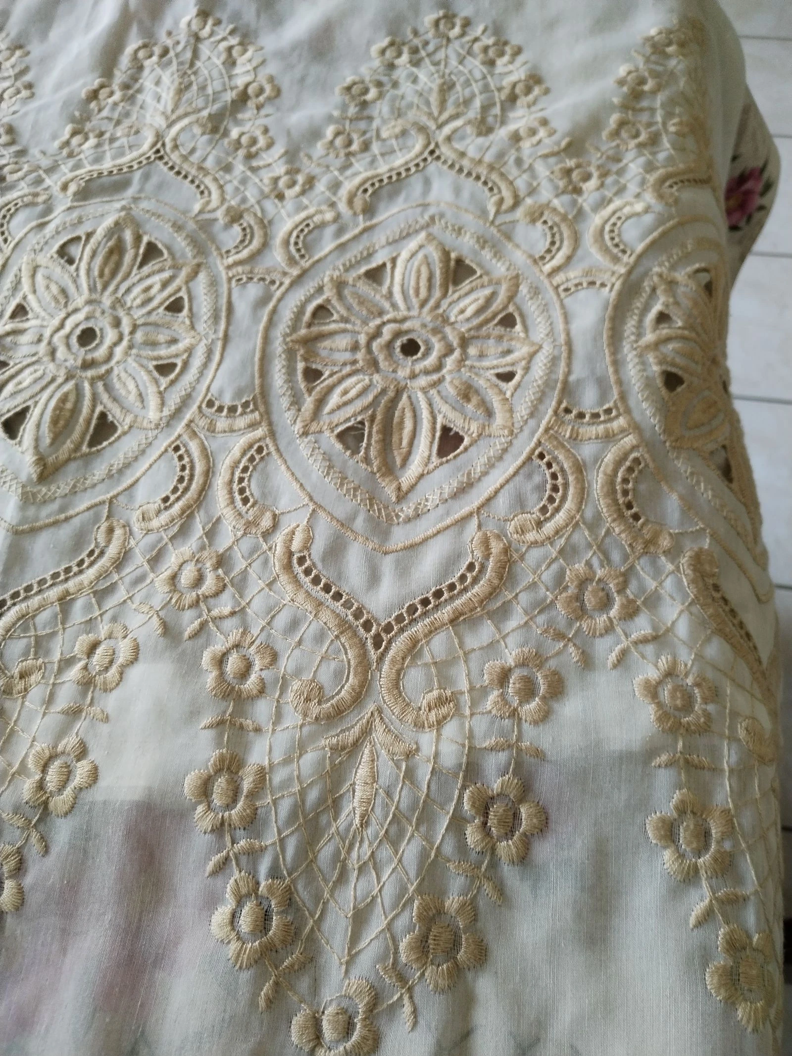 Muy bonita cortina vintage con bordados de color dorado. – photo 3